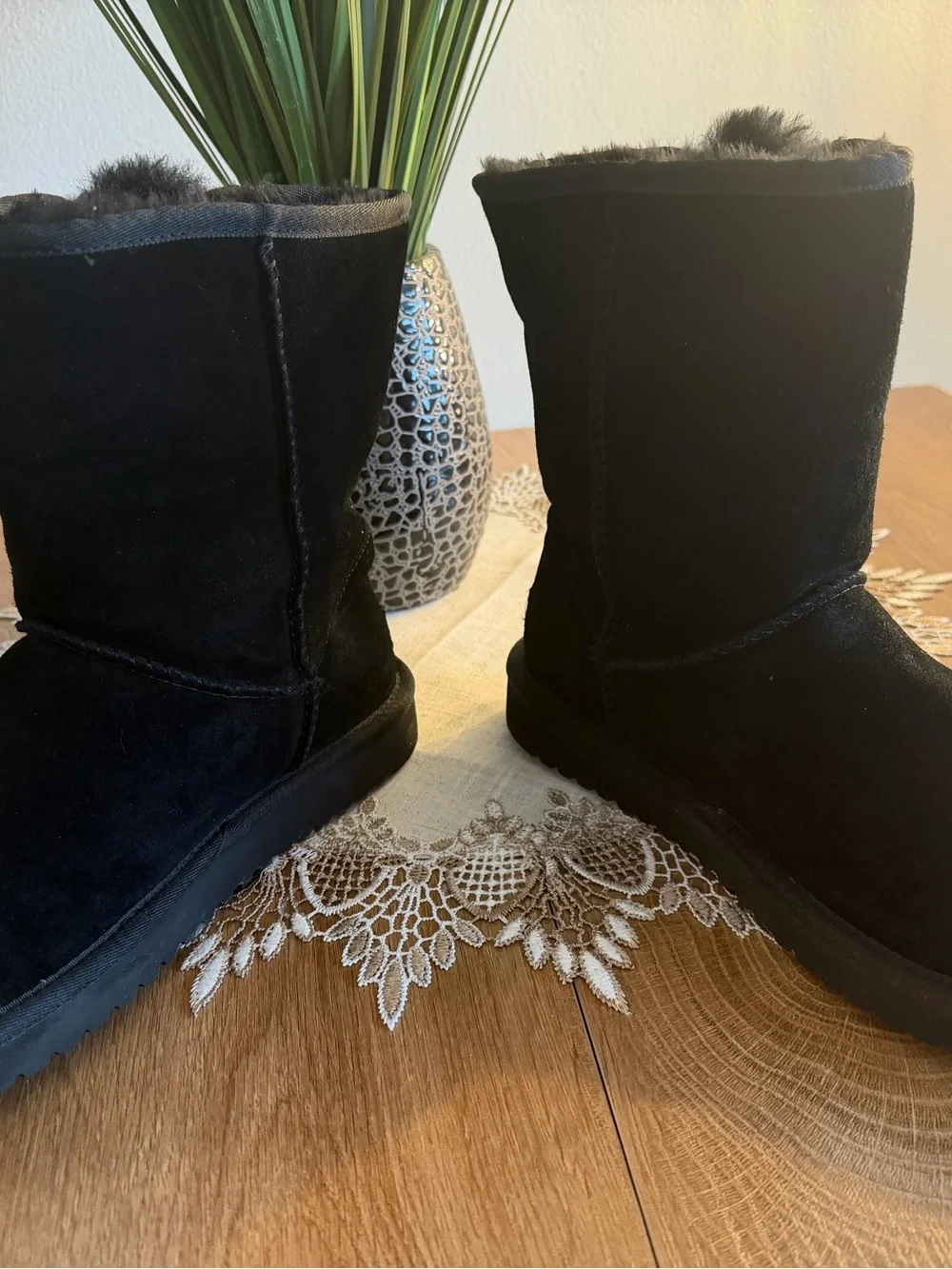 Women’s Koolaburra by Ugg Black Mid High Suede Boots with Side Bows 9 EUC